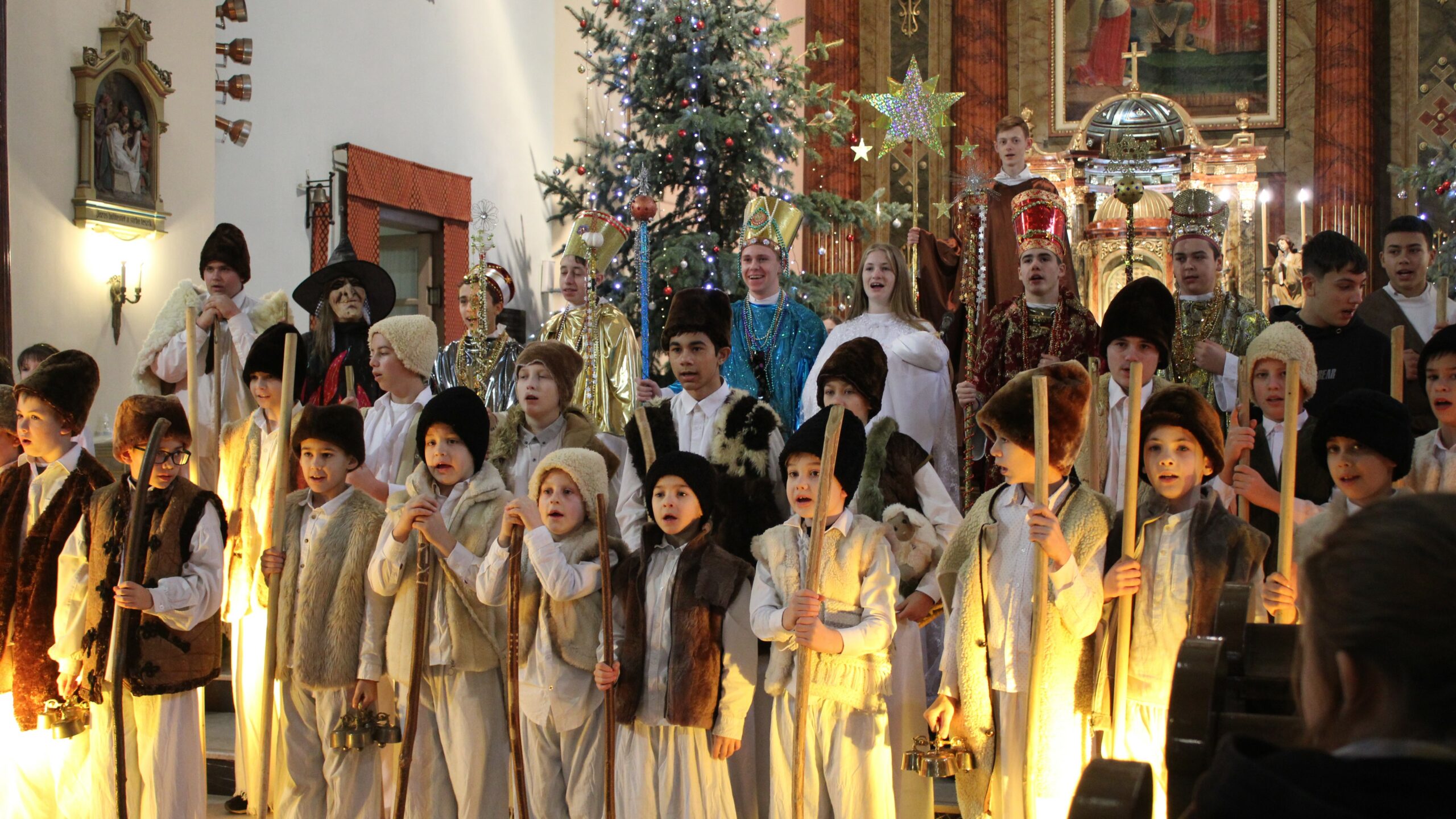 Kisteleki Betlehemezők Csapata adta az általános iskolások karácsonyi ünnepségét