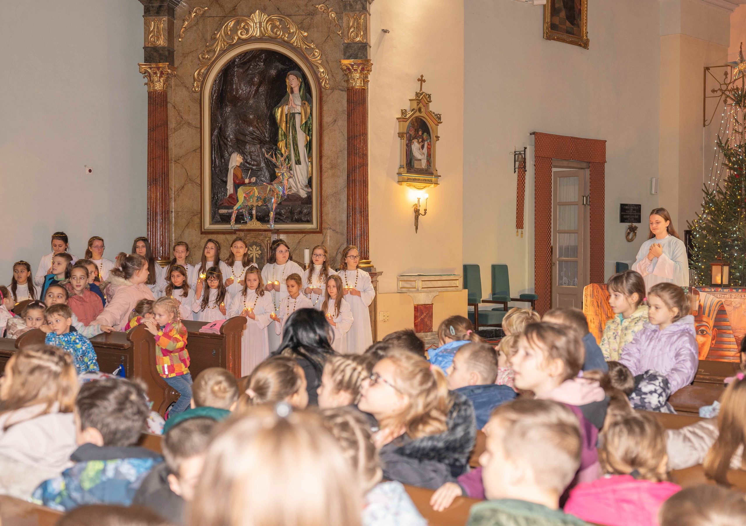 Óriási siker a templomban a kisteleki általános iskolások karácsonyán